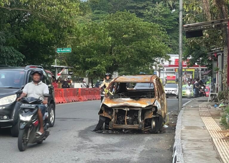 Tiga Pekan Terbengkalai, Bangkai Avanza Terbakar Jadi Ancaman di Jalan Nasional Ambon