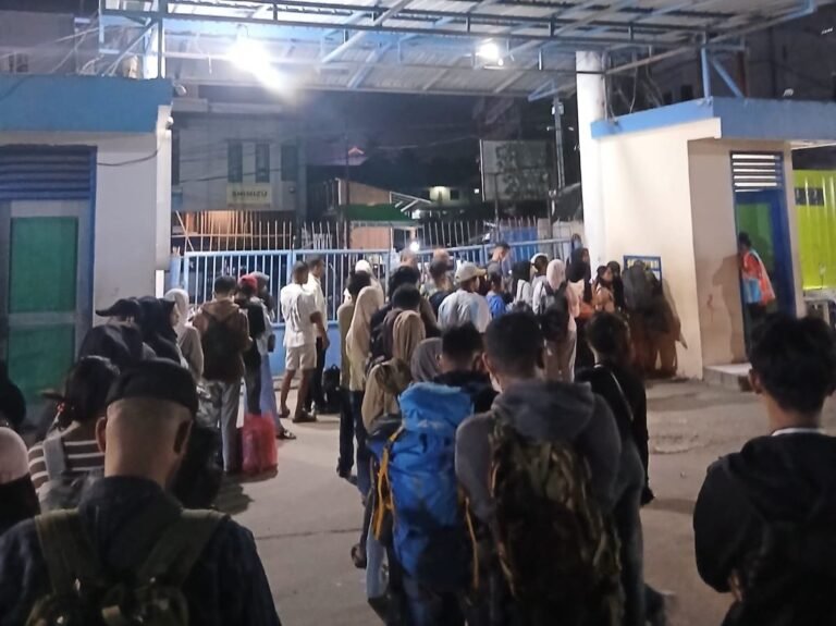 Potret Buruknya Pelayanan Pelabuhan Slamet Riyadi Ambon: Arus Mudik yang Semrawut