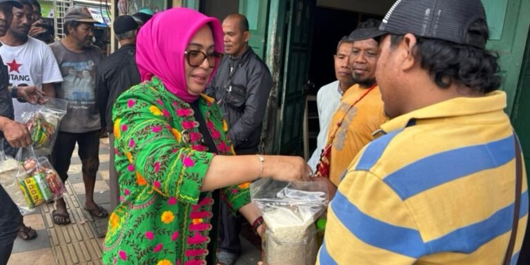Ely Toisutta Turun ke Jalan, Bagikan Sembako untuk Tukang Ojek di Ambon
